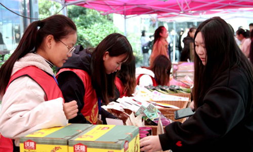 對口扶貧，感恩生活 大型農(nóng)副產(chǎn)品展銷會首次服務(wù)高校師生